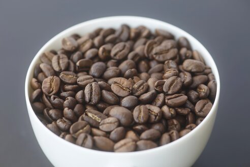 Geröstete Kaffeebohnen in einer Schale - JT000494