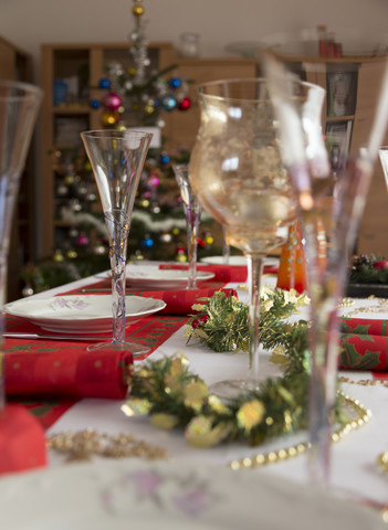 Esstisch mit Gläsern, Geschirr, Servietten und weihnachtlicher Dekoration, lizenzfreies Stockfoto