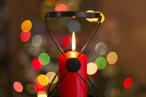 Weihnachtsdekoration, Detail einer roten Kerze, lizenzfreies Stockfoto