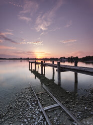 Deutschland, Ammersee im abendlichen Sonnenuntergang - MBO000017