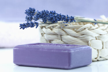 Lavendelzweig auf einem Korb und ein Stück Lavendelseife - ASF005150