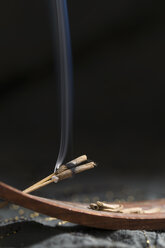 Detail eines Holzhalters und Räucherstäbchen mit Rauch - MYF000022