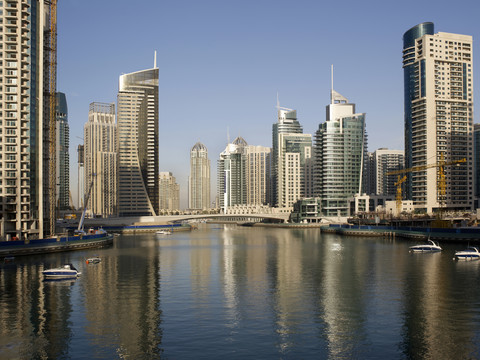 Vereinigte Arabische Emirate, Dubai, Dubai Marina, Yachthafen mit Wolkenkratzern, lizenzfreies Stockfoto