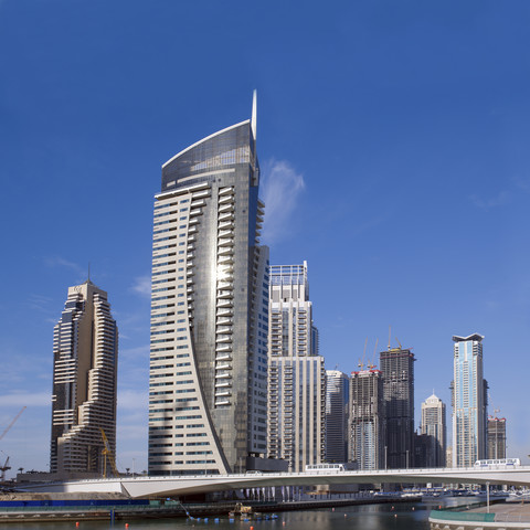 Vereinigte Arabische Emirate, Dubai, Dubai Marina, Yachthafen mit Wolkenkratzern, lizenzfreies Stockfoto