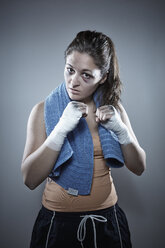 Porträt einer jungen Boxerin mit erhobenen Fäusten - DSCF000116