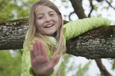 Deutschland, Bayern, Mädchen klettert auf einen Baum - CRF002482