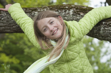 Deutschland, Bayern, Mädchen klettert auf einen Baum - CRF002485