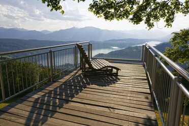 Österreich, Kärnten, Gschriet, Blick vom Balkon auf den Millstätter See - SIEF004379