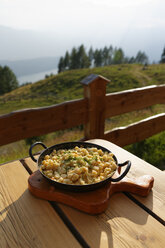 Österreich, Kärnten, Nockberge, Millstätter Alpe, Käsespätzle auf der Hütte - SIEF004384