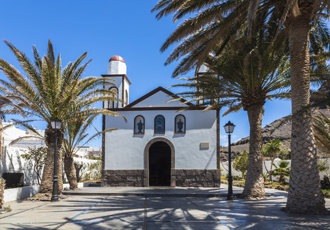 Spanien, Kanarische Inseln, Gran Canaria, Blick auf die Kirche Nuestra Seniora in Puerto de las Nieves, lizenzfreies Stockfoto