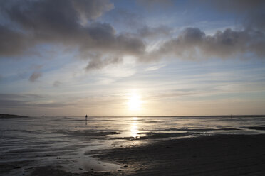 Deutschland, Schleswig-Holstein, Menschen am Wattenmeer bei St. Peter-Ording - WIF000006