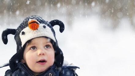 Germany, Munich, Portrait of boy in winter - RDF001151