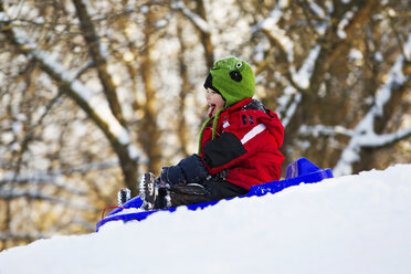 Germany, Munich, Little boy tobogganing - RDF001153