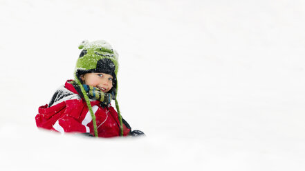 Germany, Munich, Portrait of boy in winter - RDF001159