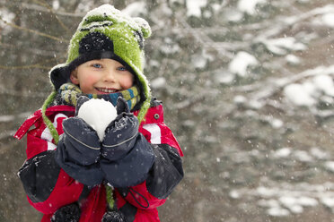 Germany, Munich, Little boy holding snowball - RDF001160