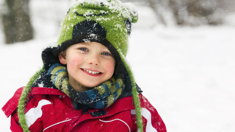 Deutschland, München, Porträt eines Jungen im Winter, lizenzfreies Stockfoto