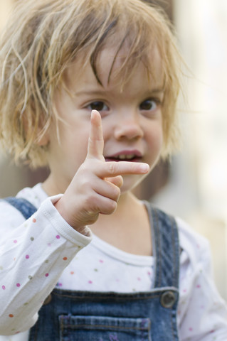Kleines Mädchen, das mit den Fingern zählt, lizenzfreies Stockfoto