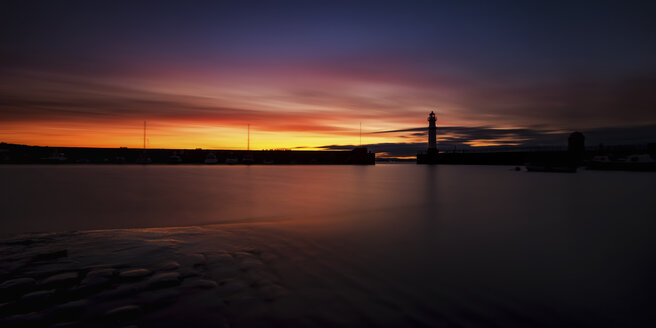 UK, Schottland, Edinburgh, Newhaven Harbour mit Leuchtturm bei Sonnenuntergang - SMAF000177