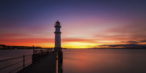 UK, Schottland, Edinburgh, Newhaven Harbour mit Leuchtturm bei Sonnenuntergang - SMAF000178