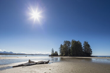 Canada, British Columbia, Vancouver Island, Pacific Rim National Park Reserve of Canada, Long Beach with rocky island - FOF005300