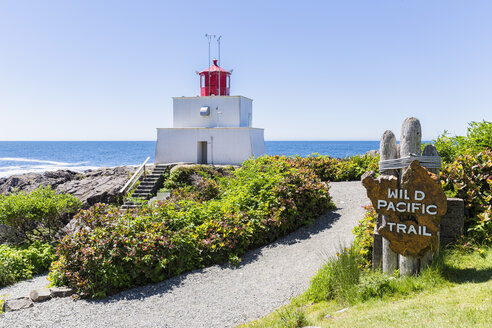 Kanada, Britisch-Kolumbien, Vancouver Island, Pacific Rim National Park Reserve of Canada, Wild Pacific Trail, Blick auf den Amphitrite-Leuchtturm - FO005296