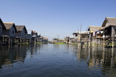 Myanmar, Blick auf ein Fischerdorf am Inle-See - DR000173