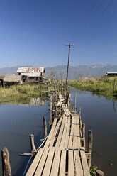 Myanmar, Blick auf ein Fischerdorf und einen Holzpfad am Inle-See - DRF000178