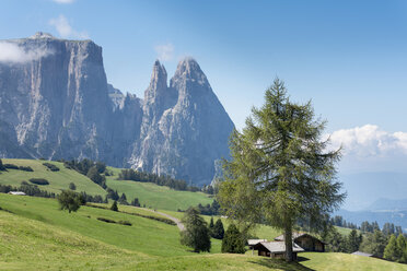 Italien, Südtirol, Seiseralm, Schlern und Santner Gipfel - HL000219