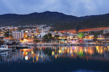 Türkei, Provinz Antalya, Kalkan, Blick auf Boote im Hafen - SIEF004389