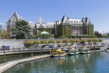 Kanada, British Columbia, Victoria, Wassertaxis vor dem Empress Hotel - FO005307