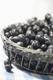 Blaubeeren auf dem Gartentisch - ASF005157