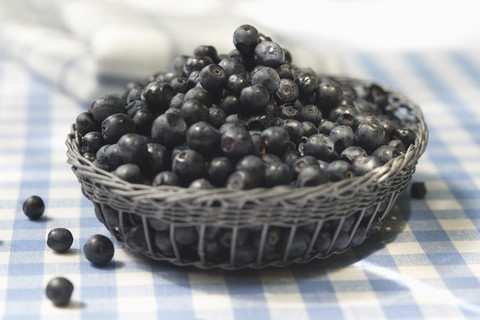 Blaubeeren auf dem Gartentisch, lizenzfreies Stockfoto