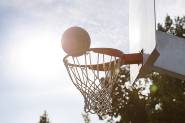 Ball going into basketball hoop - FEXF000046