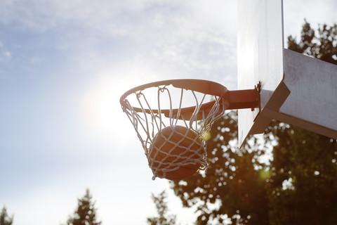 Ball im Basketballkorb, lizenzfreies Stockfoto
