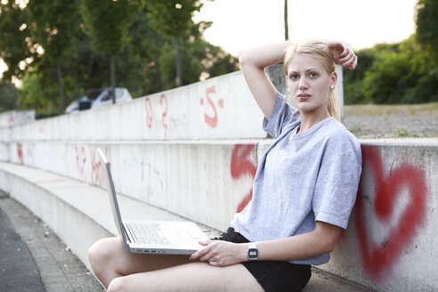 Junge Frau mit Laptop - FEXF000028