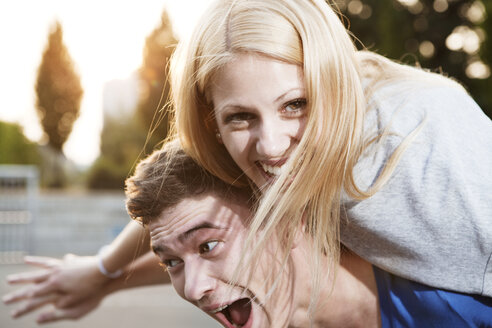 Young man giving his girlfriend a piggyback - FEXF000025