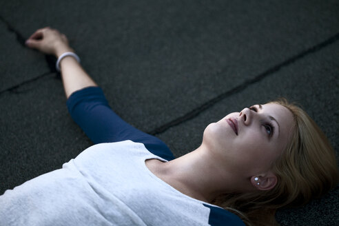 Young woman lying on flat roof - FEXF000013