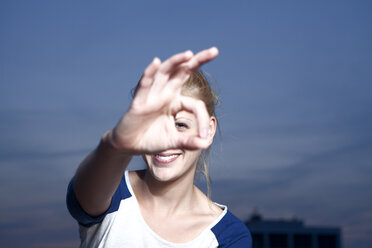 Junge Frau auf dem Flachdach - FEXF000010