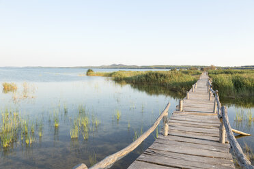 Kroatien, Dalmatien, Holzsteg in Vransko jezero - DRF000188