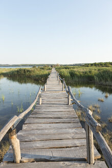 Kroatien, Dalmatien, Holzsteg in Vransko jezero - DRF000187