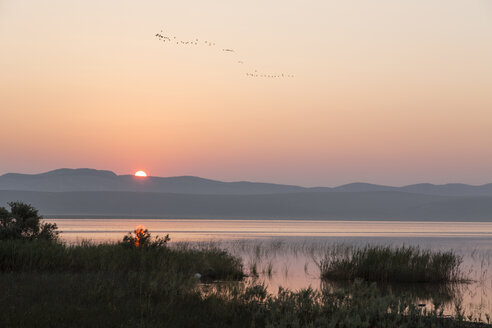 Kroatien, Dalmatien, Sonnenaufgang in Vransko jezero - DRF000192