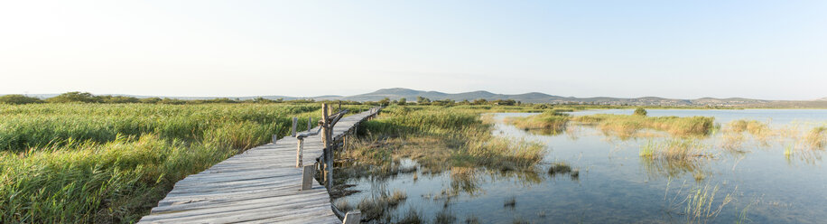 Croatia, Dalmatia, wooden footbridge at Vransko jezero - DR000193