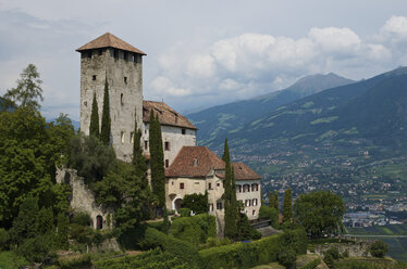 Italien, Südtirol, Marlengo, Blick auf die Burg Lebenberg - MHF000209