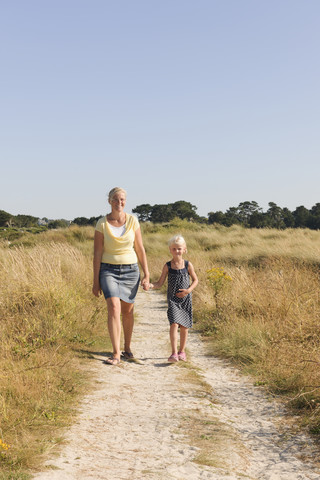 Frankreich, Bretagne, Landeda, Mutter und Tochter wandern auf einem Dünenpfad, lizenzfreies Stockfoto