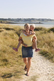 Frankreich, Bretagne, Landeda, Mutter und Tochter wandern auf einer Düne - LAF000127