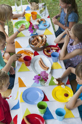 Am Tisch sitzende Kinder auf einer Geburtstagsfeier - NHF001424