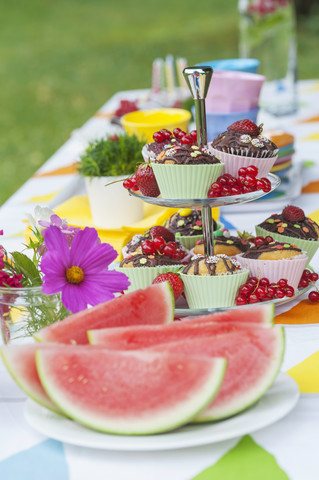 Tisch im Garten auf einer Geburtstagsfeier, lizenzfreies Stockfoto