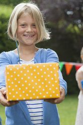 Mädchen überreicht Geburtstagsgeschenk - NHF001441