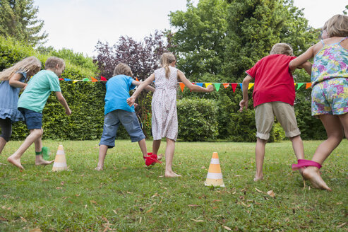 Kinder spielen im Garten auf einer Geburtstagsfeier - NHF001463