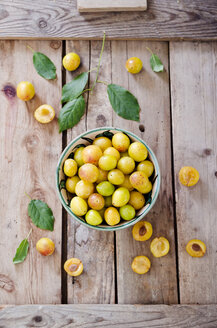 Mirabelles in a bowl on a wooden tray - CZF000085